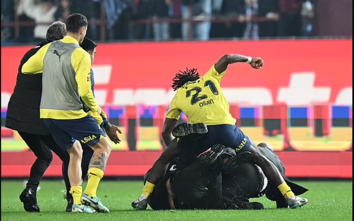 Đấm hụt đối thủ, cầu thủ Argentina bị phản đòn gãy răng - Ảnh 4.