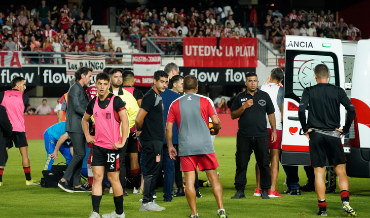 Xe cấp cứu vào sân đưa Javier Altamirano đến bệnh viện - Ảnh: FTP