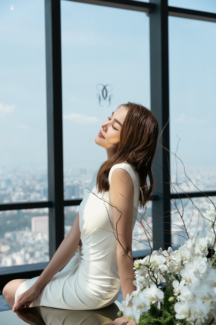 Hoa hậu - siêu mẫu tiết lộ: "Tôi muốn trông mình mới mẻ và tươi trẻ hơn nên vừa cắt đi 15cm tóc mà tôi đã dưỡng trong 5 năm qua. Tóc tôi cũng nhanh dài nên không lâu nữa mọi người sẽ lại thấy tôi trông nền nã trở lại" (cười).