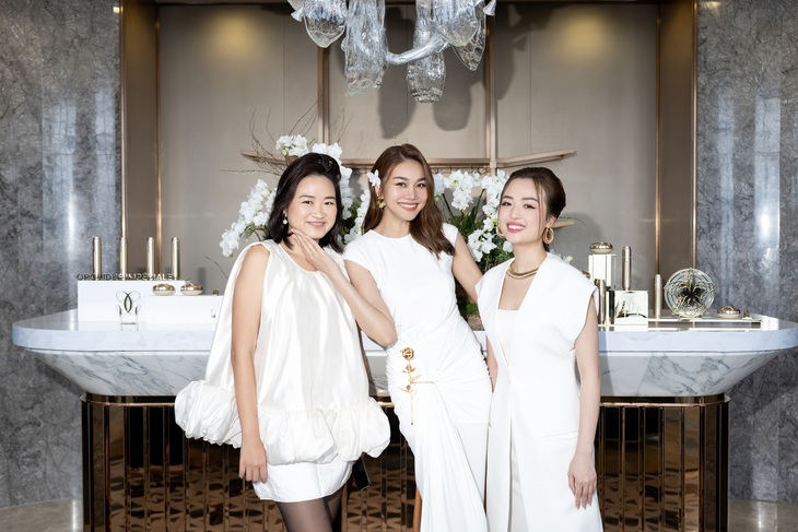 Diện mạo của Thanh Hằng tại hai sự kiện dù mang hai màu sắc khác nhau vẫn được bạn bè, đồng nghiệp và quan khách khen trẻ trung, gợi cảm.