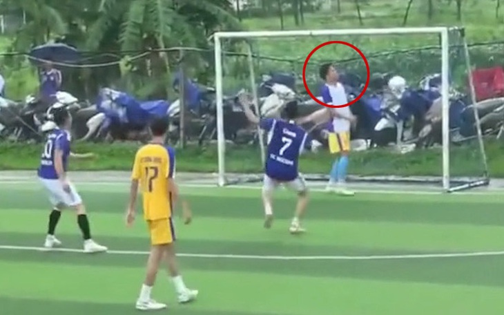 Hai pha phản lưới nhà hài hước của thủ môn trên sân bóng phủi