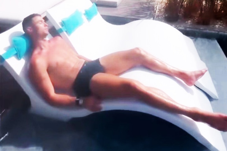 Cristiano Ronaldo đang tắm nắng - Ảnh: INSTAGRAM