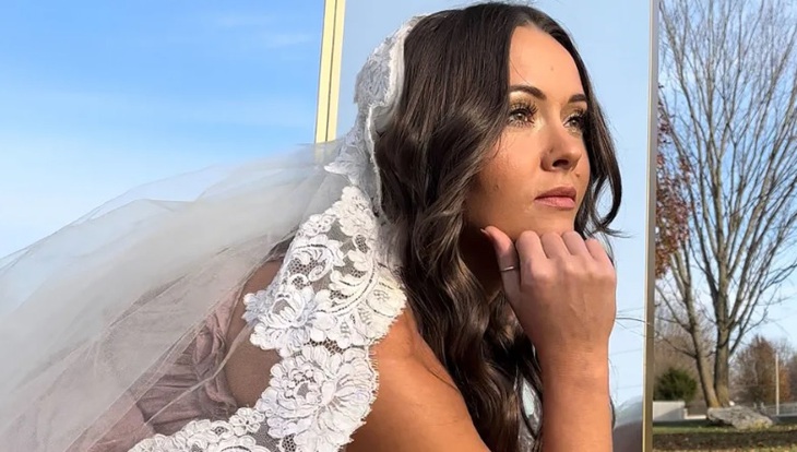 Brittany Rist cưới chính mình thông qua một... chiếc gương.