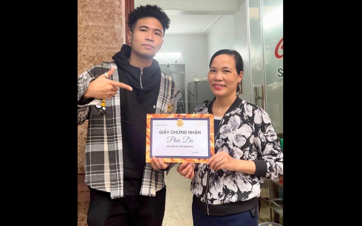 Ảnh vui 2-3: "Con trai bà bán bánh mì" mời mẹ nghỉ hưu