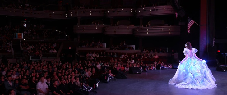 Ca sĩ Maya trình diễn trên sân khấu thật, khán giả thật với tư cách là "đóa hoa" Thạch Thảo