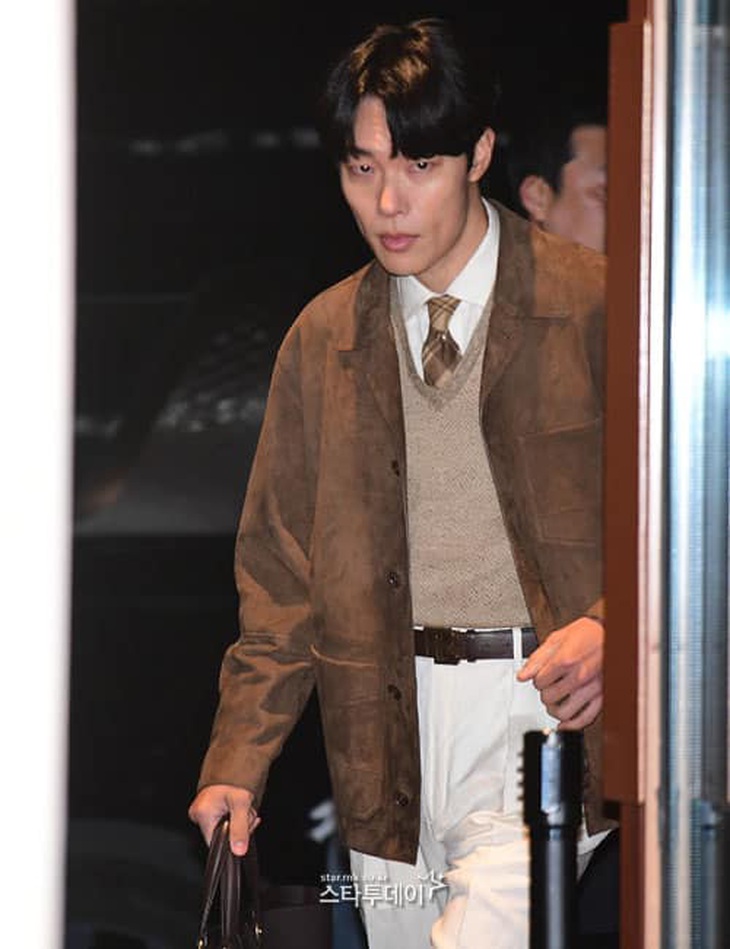 Truyền thông Hàn Quốc mô tả Ryu Jun Yeol mang vẻ mặt căng thẳng, giữ im lặng tuyệt đối và tương tác với ống kính như "cái máy"