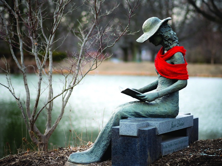 Tượng Cô gái trên băng ghế - June Louis