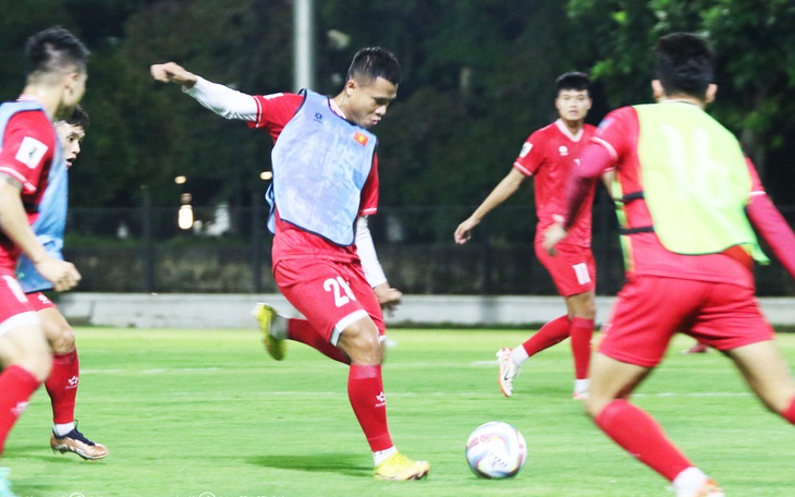 Báo Indonesia đưa tin tuyển Việt Nam ăn mì gói 'gây bão'- Ảnh 5.