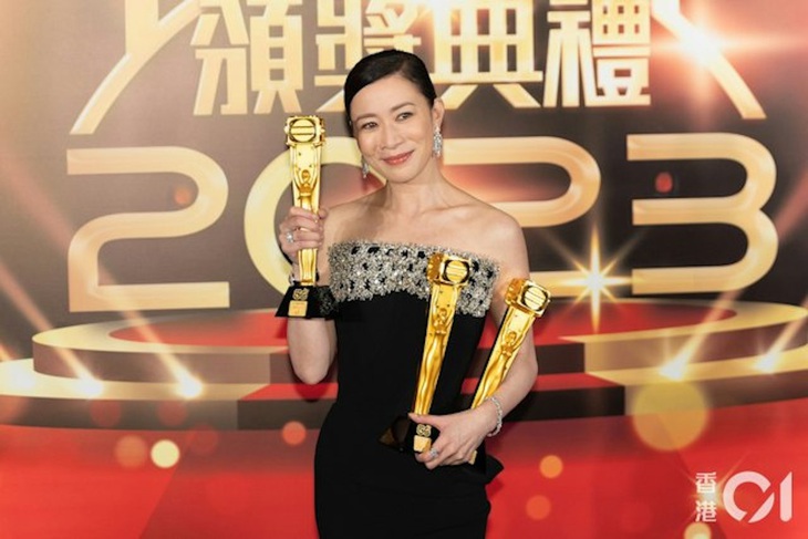 Với vai diễn chị Man trong Nữ hoàng tin tức đã giúp Xa Thi Mạn ôm hết giải thưởng lớn, quan trọng tại lễ trao giải thường niên TVB vừa qua