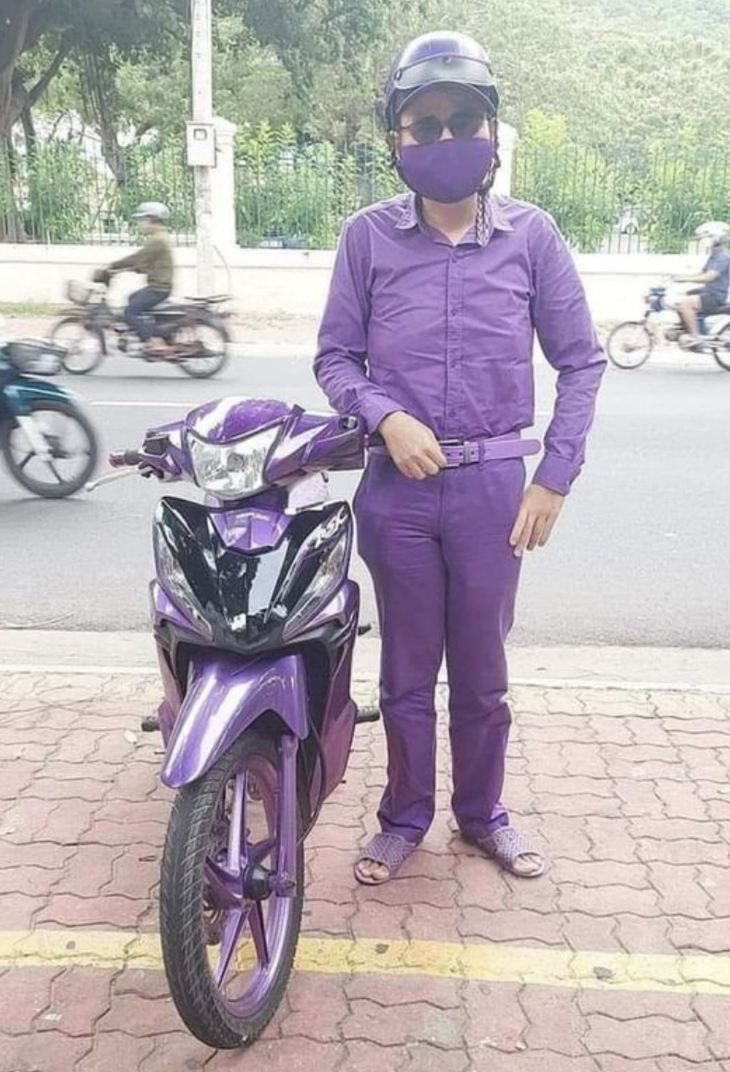 Tím rực cả con đường. 