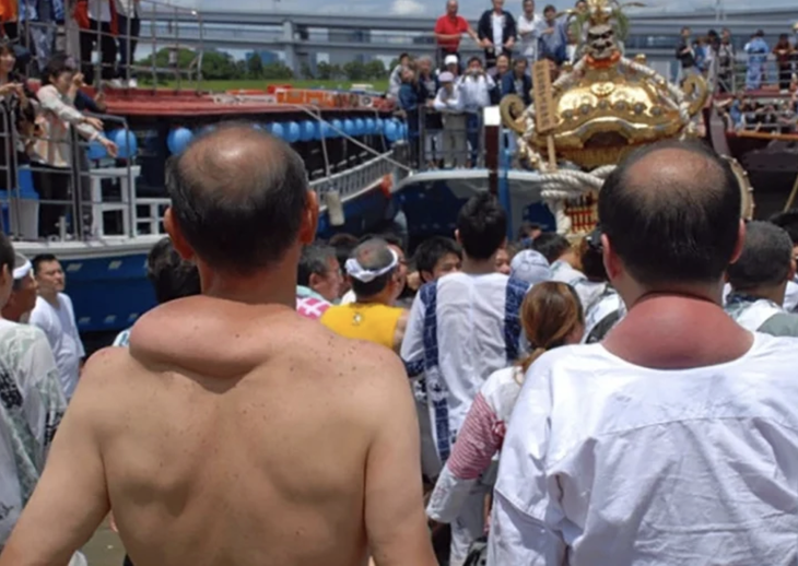 Những đền thờ di động có trọng lương lên đến hàng trăm ký, có khi cả tấn. 