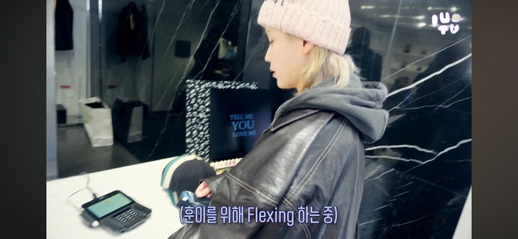 Chiếc thẻ đen mà IU mang ra mua quà sinh nhật cho em trai đã bị cư dân soi ra