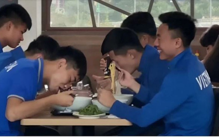 Báo Indonesia đưa tin tuyển Việt Nam ăn mì gói 