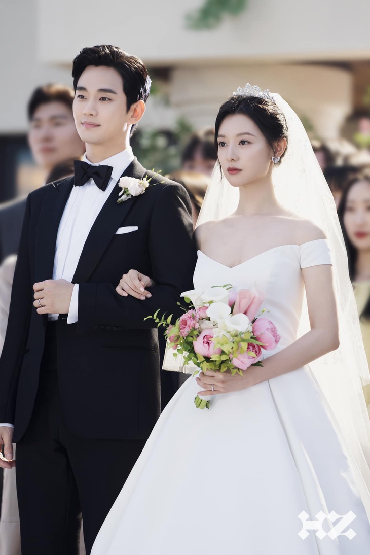Kim Soo Hyun và Kim Ji Won trong Queen of tears