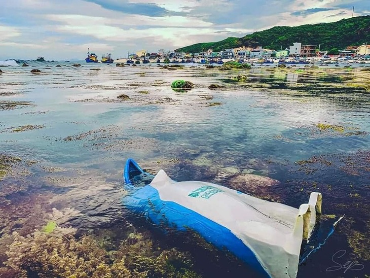 Thùng rác cũng là... rác.