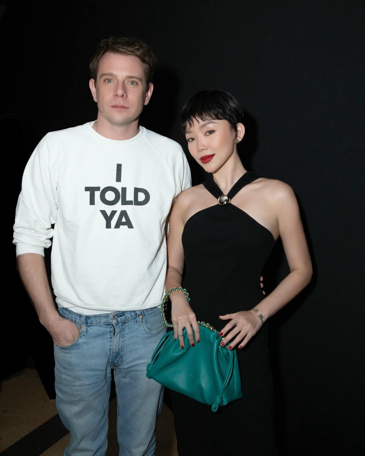 Đại diện Việt Nam cùng Giám đốc sáng tạo LOEWE Jonathan Anderson.