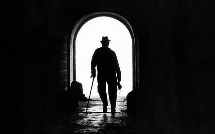 Thử tài tinh mắt: Người đàn ông đang đi về hướng nào?