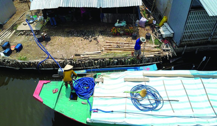 Ghe nước ngọt bán nước cho một hộ dân xã Biển Bạch (Thới Bình, Cà Mau).  Ảnh: THANH HUYỀN