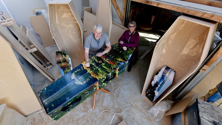 Hai thành viên của câu lạc bộ quan tài Tauranga ở New Zealand bên chiếc quan tài dành cho mình. 