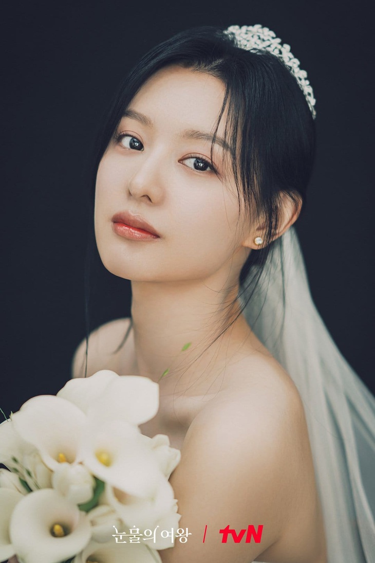 Kim Ji Won trong Nữ hoàng nước mắt