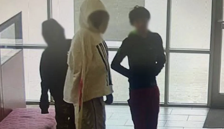 Bộ ba đứa trẻ cướp ngân hàng bằng cách đưa lá thư đe dọa. 