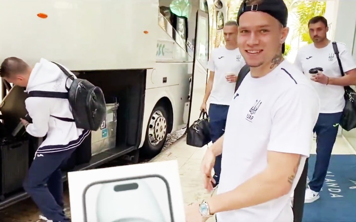 Sao Chelsea tặng iPhone cho cổ động viên lưu nhiều hình của mình