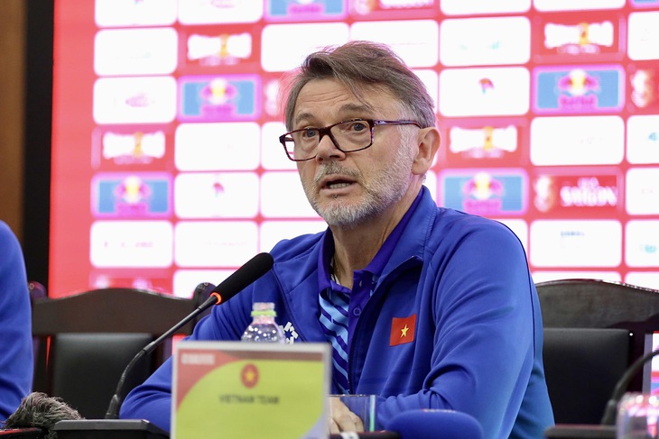 HLV Philippe Troussier của tuyển Việt Nam tự tin đã tìm ra cách khắc chế những quả ném biên xa của Indonesia - Ảnh: HOÀNG TÙNG