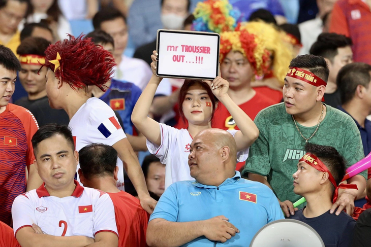 Cổ động viên Việt Nam muốn sa thải ông Troussier - Ảnh: HOÀNG TÙNG