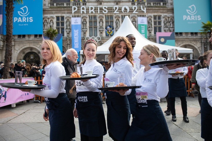 Các thí sinh tham dự Course des Cafés đều là các bồi bàn ở các quán cà phê, nhà hàng khắp Paris. (Nguồn: Al Jazeera)