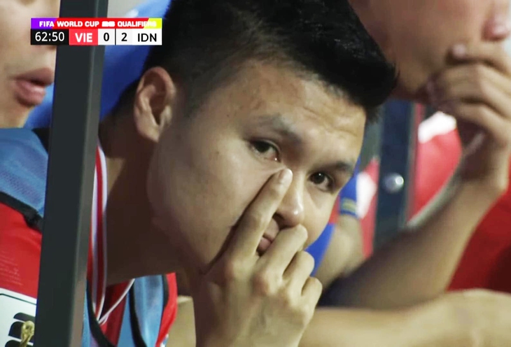 Ánh mắt buồn bã và khát khao được ra sân của Quang Hải - Ảnh cắt từ clip