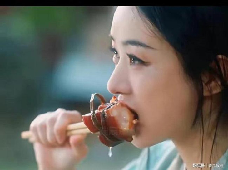 Triệu Lệ Dĩnh ăn miếng thịt ngập mỡ khiến người xem ngán ngang