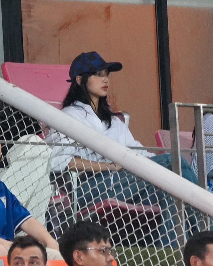 Lisa đi cổ vũ bóng đá, nhưng dân mạng chỉ chú ý tấm băng rôn trên tay- Ảnh 3.