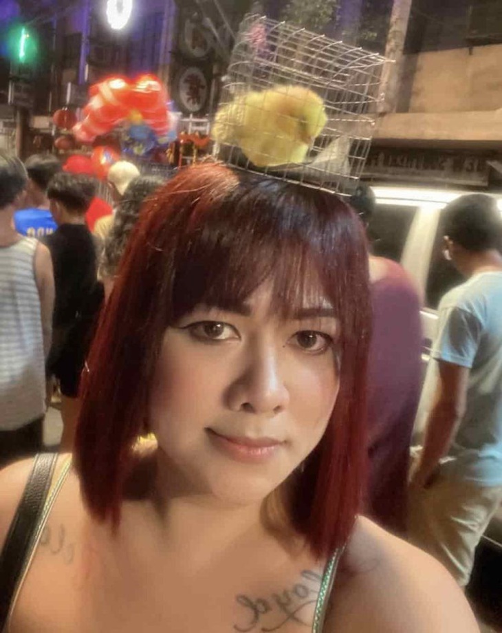 Con gà được Abby nhốt trong một chiếc lồng, như thể là phụ kiện 