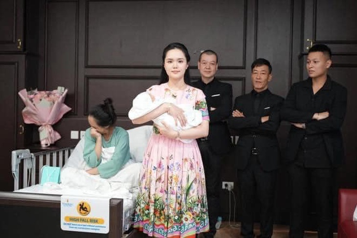 Vợ cầu thủ Duy Mạnh khi đi thăm chị gái vừa đẻ.