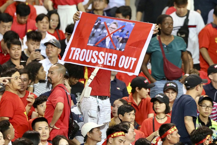 Biểu ngữ được giăng đầy trên sân vận động quốc gia Mỹ Đình trong trận tối qua. (Ảnh: HOÀNG TÙNG)