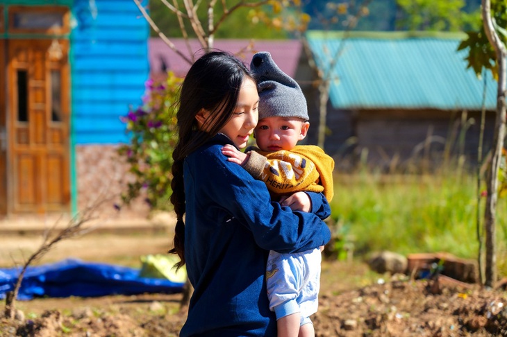 Sunny (11 tuổi) trong phân cảnh bồng em giúp mẹ