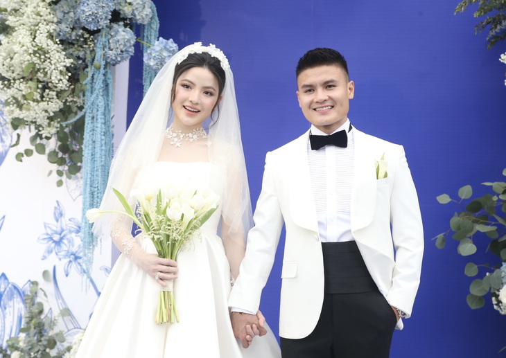 Nguyễn Quang Hải hạnh phúc bên Chu Thanh Huyền - Ảnh: HỮU TẤN