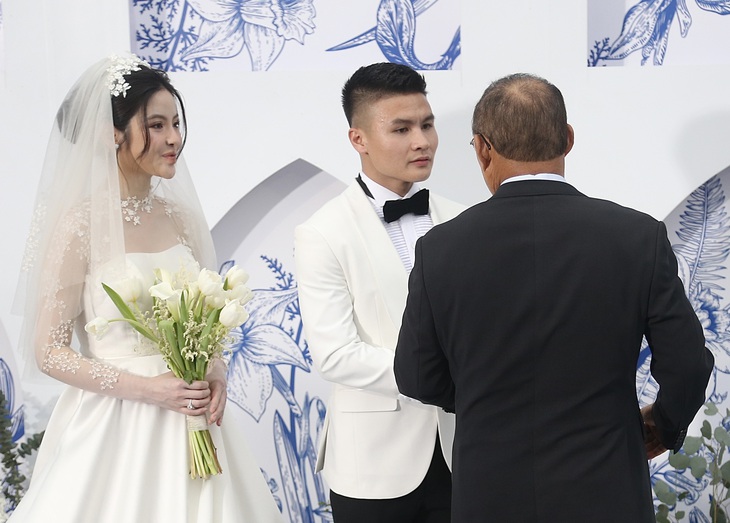 Ông Park Hang Seo chúc mừng Nguyễn Quang Hải - Chu Thanh Huyền - Ảnh: HỮU TẤN