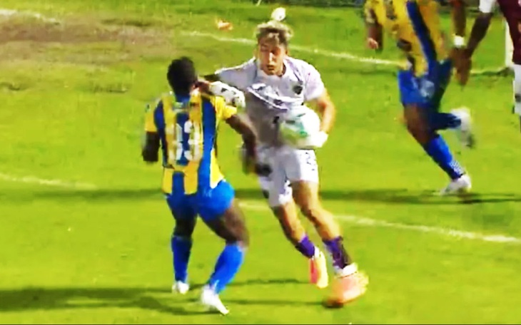 Thủ môn đánh nguội đối thủ và cái kết đắng trên... xe cấp cứu