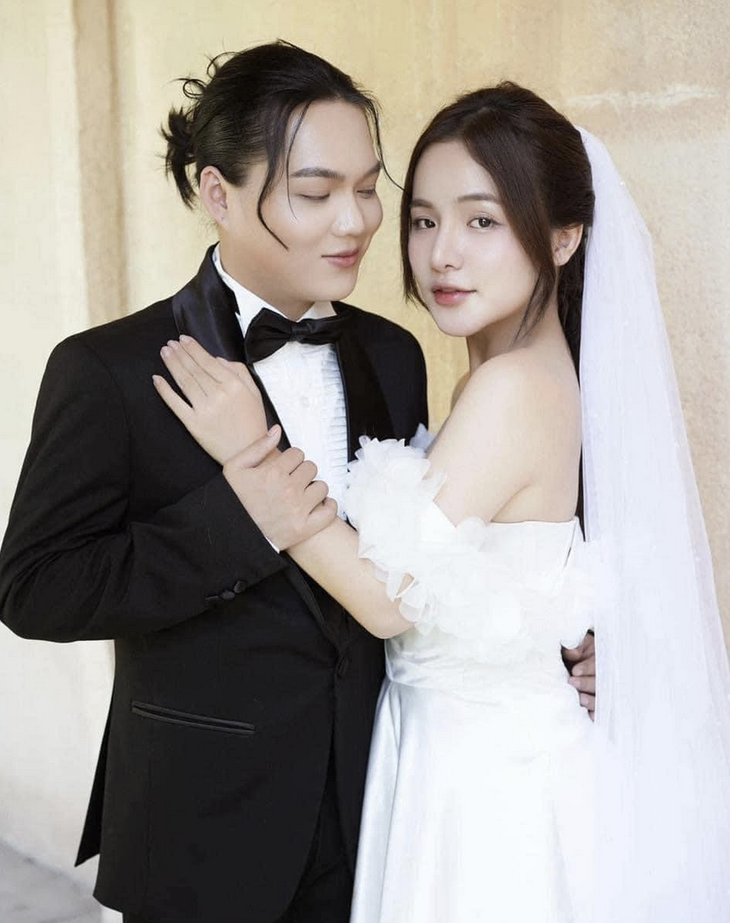 Phạm Thoại và cô dâu Thanh Vân. 