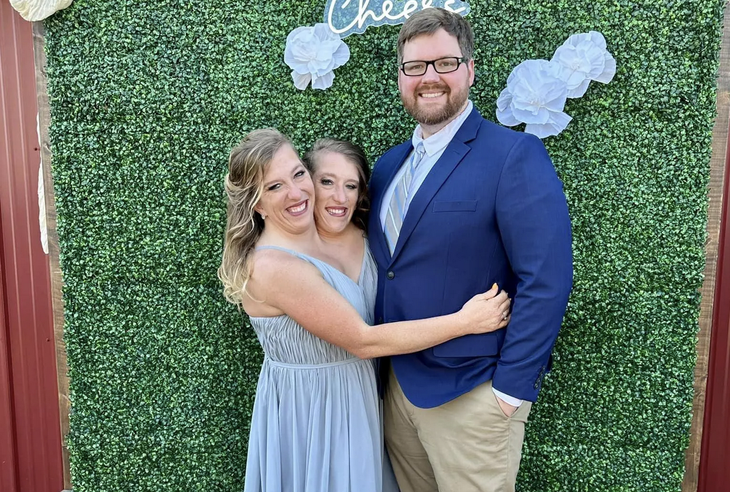 Abby và Brittany hạnh phúc bên Josh Bowling. 