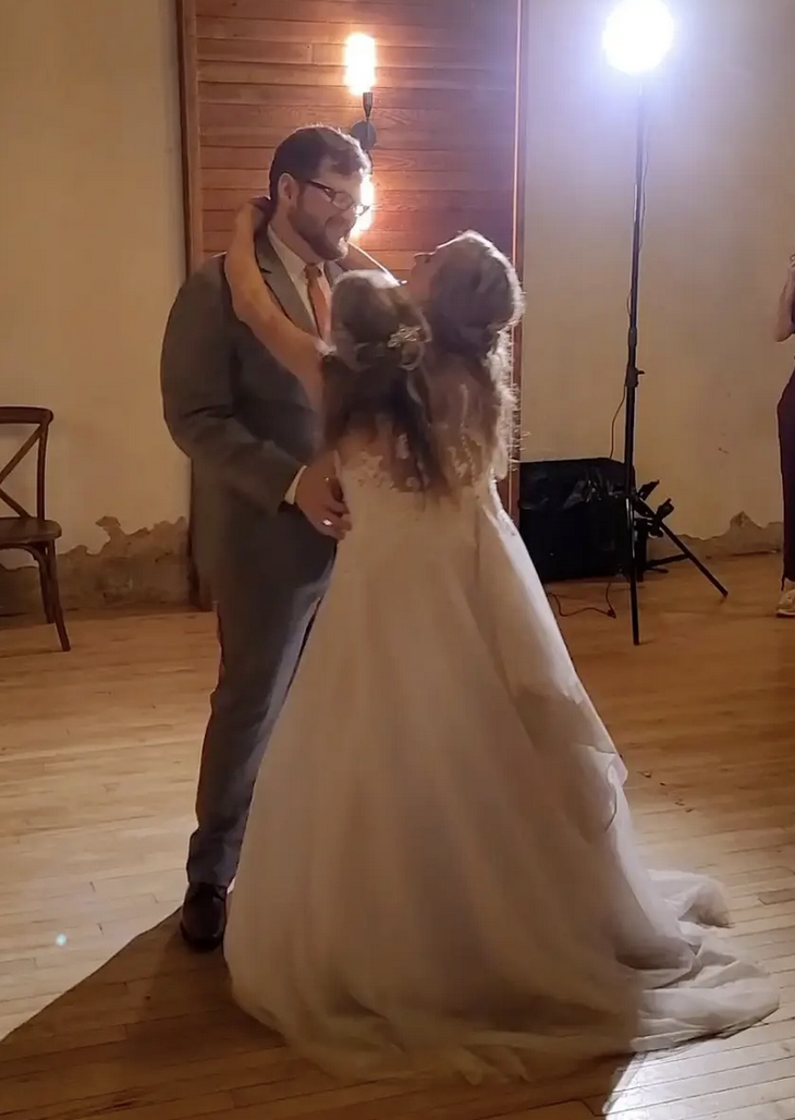 Bộ ba cùng khiêu vũ trong đám cưới của mình. 