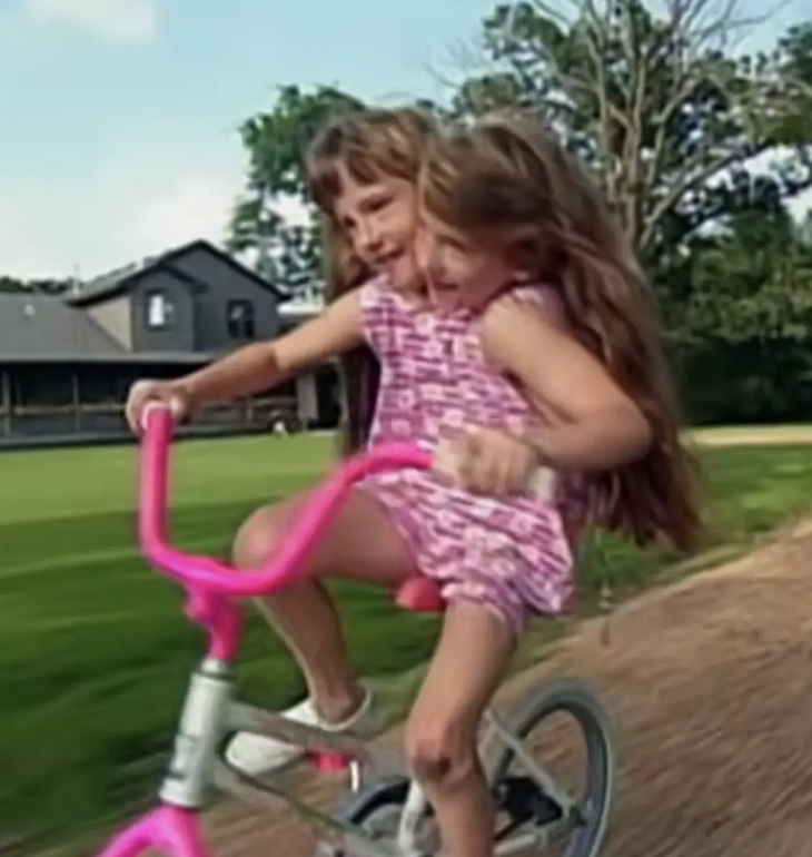 Abby và Brittany khi còn bé. 