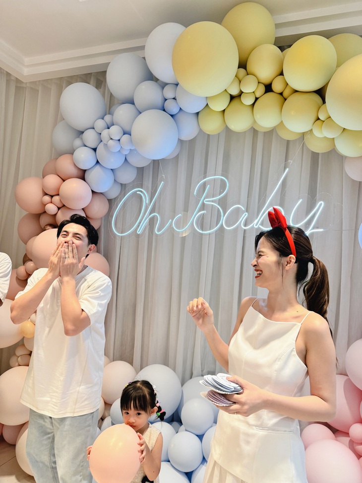 Vợ chồng Đông Nhi rạng ngời hạnh phúc khi sắp đón con gái thứ hai.