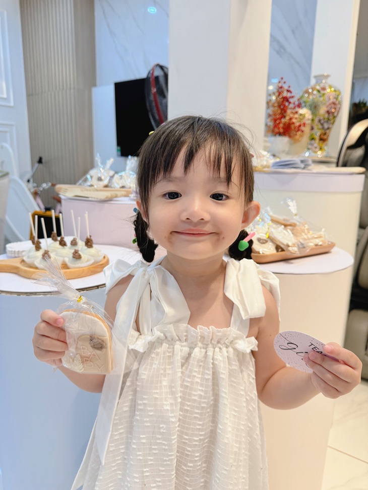 Đông Nhi - Ông Cao Thắng chính thức công khai giới tính nhóc tỳ thứ 2, phản ứng của bé Winnie khiến khán giả hạnh phúc lây.