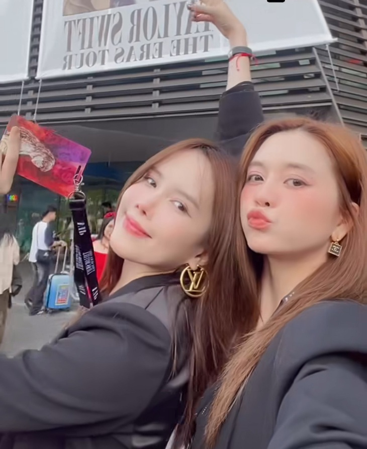 Chị em Thiều Bảo Trâm - Thiều Bảo Trang có mặt từ sớm và check-in không khí náo nhiệt bên ngoài sảnh concert