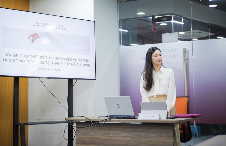 Midu được biết đến là một trong những sao nữ có học vấn khủng trong showbiz Việt. Cô từng đạt 29,5 điểm - điểm số gần như tuyệt đối trong kỳ thi tuyển sinh đại học. Chưa hết, nữ diễn viên còn đậu cùng lúc hai trường đại học với thành tích đáng ngưỡng mộ là thủ khoa đầu vào Trường cao đẳng Văn hóa Nghệ thuật TP.HCM và á khoa đầu vào Trường đại học Kiến trúc. Cuối cùng, Midu chọn học tại Đại học Kiến trúc và tốt nghiệp á khoa vào năm 2013.