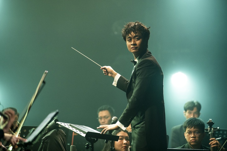 Nhạc trưởng Dustin Tiêu