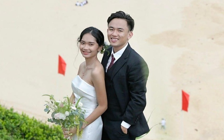 Chụp ảnh cưới ở lễ thượng cờ, không ngờ gây bão mạng