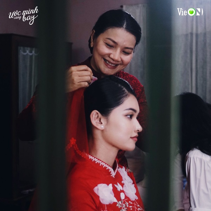 Nhân vật bà Nga (diễn viên Kiều Trinh) là một bà mẹ có tính cách quái gở, “trọng nam khinh nữ”, thương con trai Hoan (Võ Điền Gia Huy) đến mức mù quáng.